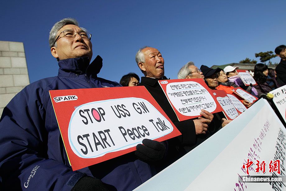 Фото: Жители Южной Кореи выразили протест относительно участия американского авианосца в совместном военном учении 2