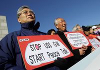 Фото: Жители Южной Кореи выразили протест относительно участия американского авианосца в совместном военном учении