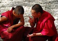 Монахи, участвующие в дискуссии молитвы в монастыре «Сэра»