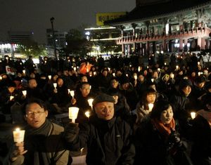 Жители Южной Кореи приняли участие в мероприятии с зажженными свечами, направленное против войны