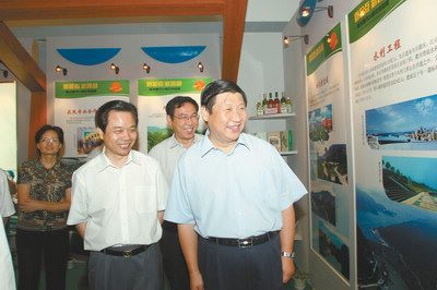 5 сентября 2005 года, Си Цзиньпин проводит экспедицию в Цюйчжоу провинции Чжэцзян. Снимок предоставлен Центральным телевидением Китая.