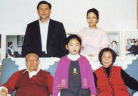 Три члена семьи Си Цзиньпина и его родители