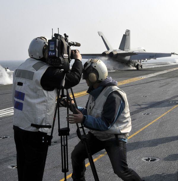 Фото: СМИ Южной Кореи поднялись на палубу авианосца «Джордж Вашингтон» 1