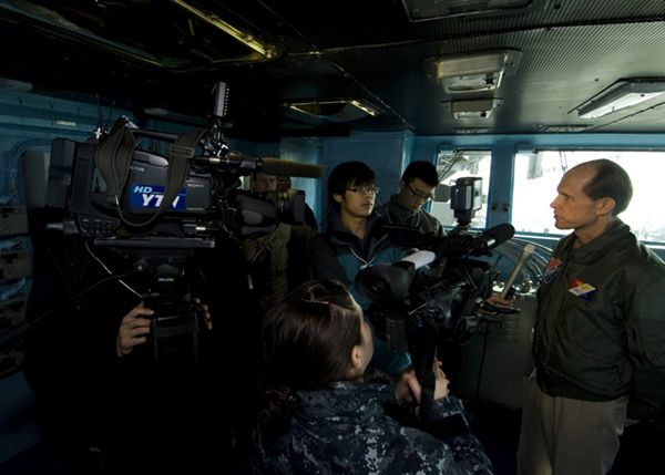 Фото: СМИ Южной Кореи поднялись на палубу авианосца «Джордж Вашингтон» 2