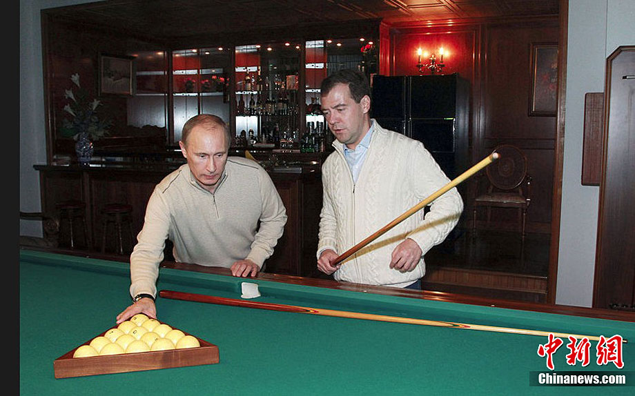 Медведев и Путин вдвоем посмотрели фильм и поиграли в бильярд 