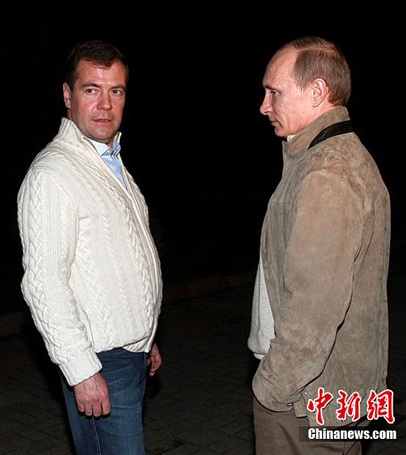 Медведев и Путин вдвоем посмотрели фильм и поиграли в бильярд 