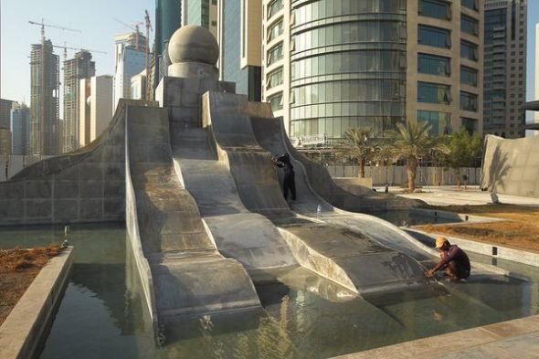 На фото: фонтан в городе Доха в Катаре.