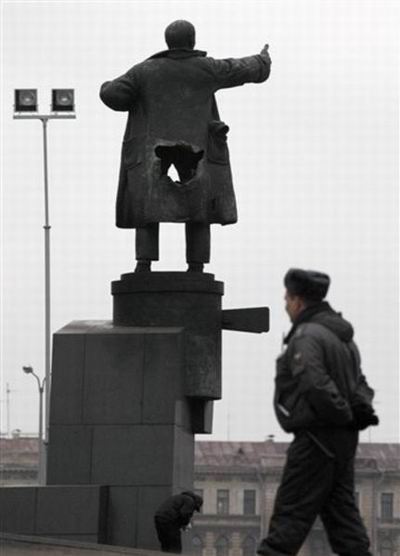 Архивное фото: Неизвестные взорвали памятник Ленину у Финляндского вокзала