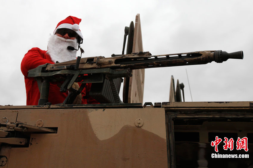 На фото: 6 декабря, немецкий пулеметчик в Афганистане, в наряде Санта-Клауса.