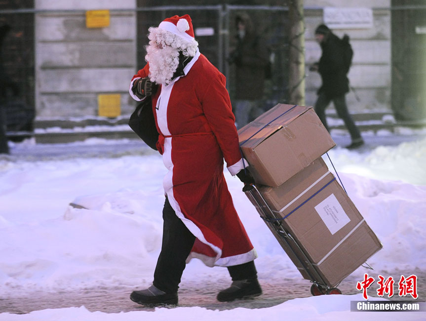 На фото: 4 декабря, Санта-Клаус вытаскивает подарки на Рождество, гуляя по улицам Варшавы Польши.