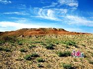 Рельеф уезда Дэнкоу очень сложный. На северо-западе уезда высятся громадные горы Ланшань, на территории уезда расположены пустыни, равнины и гористые местности. Самая большая высота над уровнем моря составляет 2064 м.