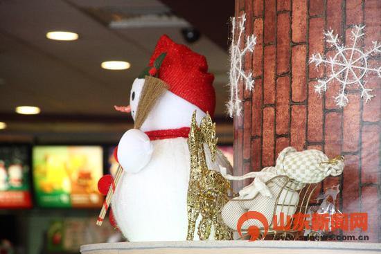 В городе Цзинань: глубокая атмосфера Рождества в универмагах