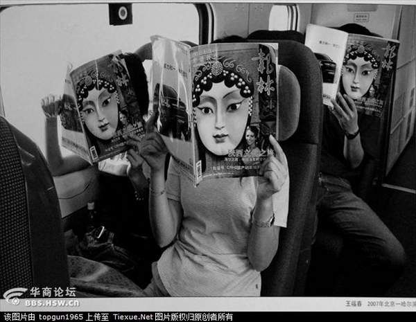Фотограф Ван Фучунь работает проводником на поезде. В свободное от работы время он снял ряд фотографий о китайцах на поезде, которые описывают историю общественного развития Китая и историю транспортной промышленности.
