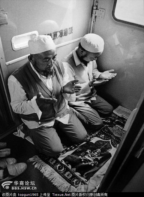 Фотограф Ван Фучунь работает проводником на поезде. В свободное от работы время он снял ряд фотографий о китайцах на поезде, которые описывают историю общественного развития Китая и историю транспортной промышленности.