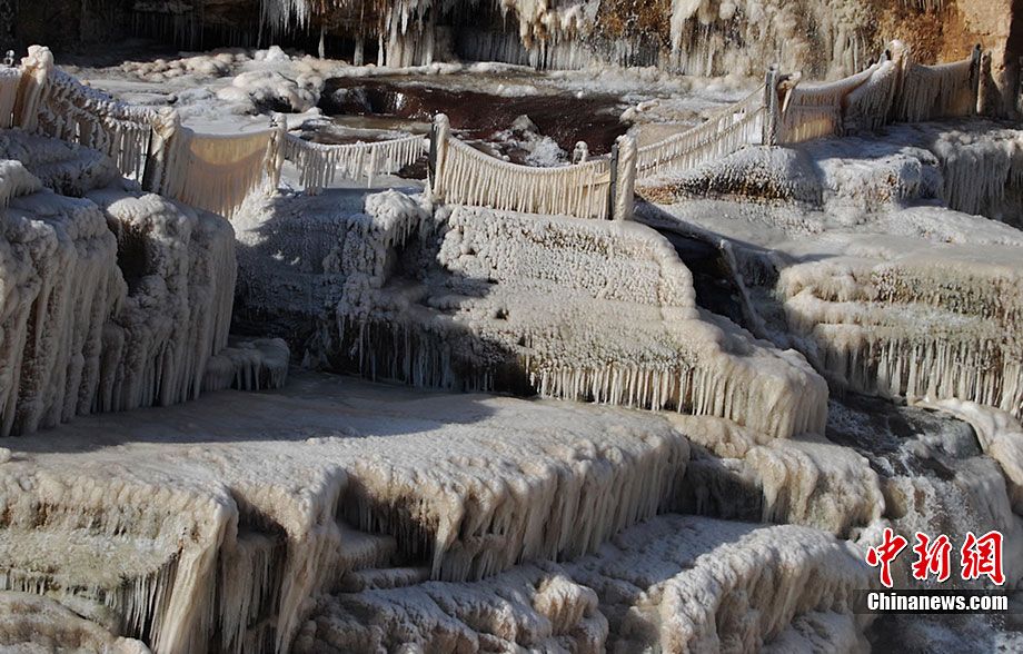 Красивые ледяные сосульки на водопаде Хукоу провинции Шаньси 