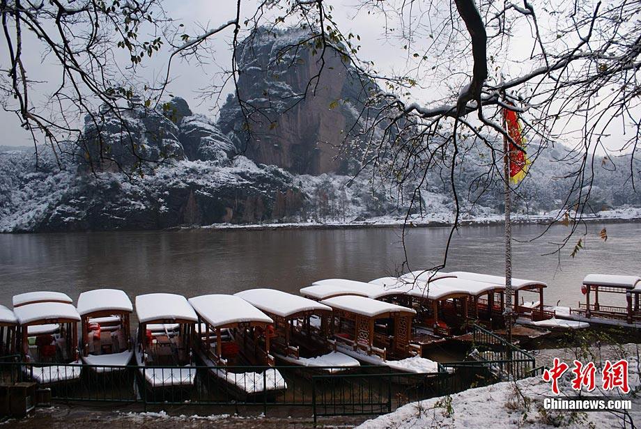 Красивые пейзажи после снегопада на юге Китая: горы Лунхушань