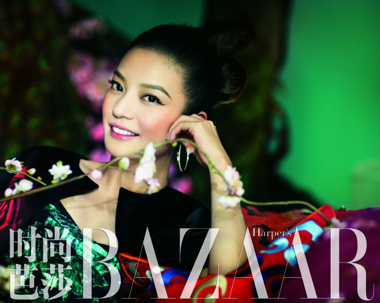 Известная кинозвезда Чжао Вэй в модном журнале