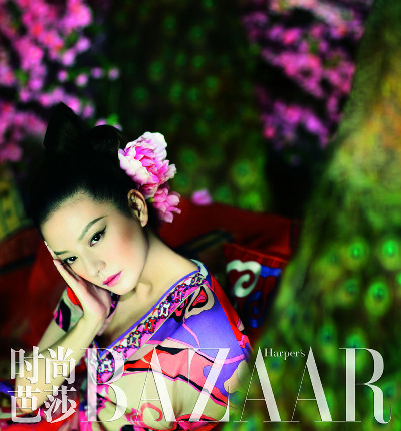 Известная кинозвезда Чжао Вэй в модном журнале