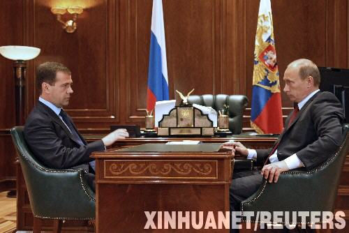 Президент Д. Медведев в своей подмосковной резиденции с В. Путиным