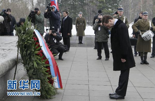 07 декабря Дмитрий Медведев в Варшаве возложил цветы на Мемориале советским воинам.