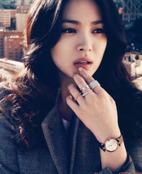 Сон Хе Гё попала на обложку декабрьского номера журнала «BAZAAR» корейской версии