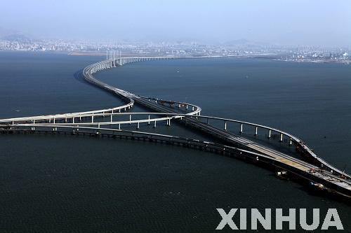 Завершилось соединение перемычек главной линии самого длинного в мире моста через море – Циндаоского моста через залив