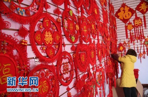 Красные «китайские узлы» встречают Новый год 1