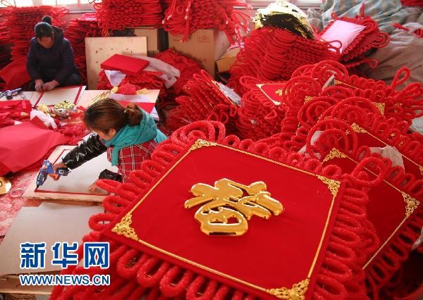 Красные «китайские узлы» встречают Новый год 3