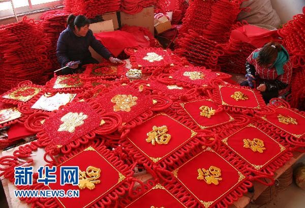 Красные «китайские узлы» встречают Новый год 4