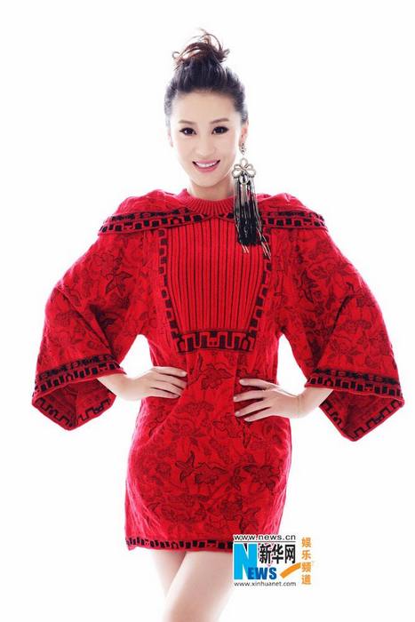Мяо Пу в красных национальных одеждах