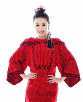 Мяо Пу в красных национальных одеждах