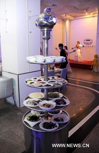 В Восточном Китае появился ресторан, где служат роботы