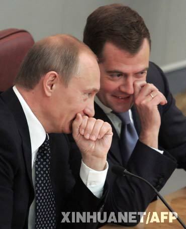 Путин сказал, что они с Медведевым согласуют решение по выборам-2012
