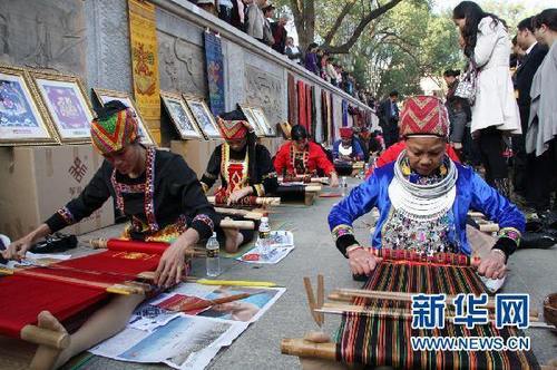 Демонстрация талантов ста парчовых мастеров национальности ли на Хайнаньском фестивале радости