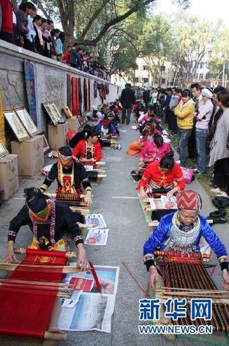 Демонстрация талантов ста парчовых мастеров национальности ли на Хайнаньском фестивале радости