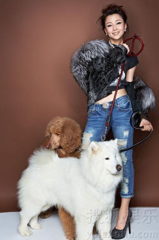 Изящная красавица Инь Тао с собакой 