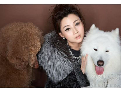 Изящная красавица Инь Тао с собакой