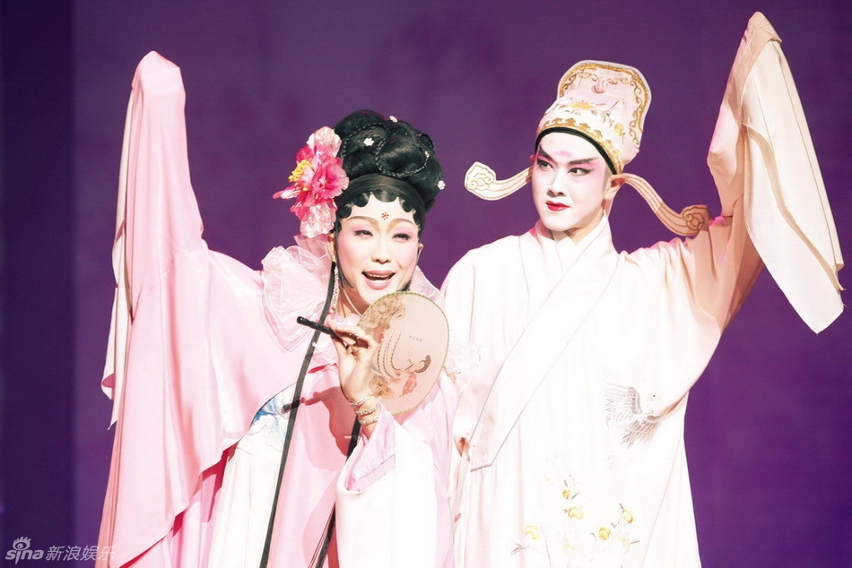 Удивительно красивые сценические костюмы известного китайского оперного исполнителя Ли Юйгана, играющего женские роли 