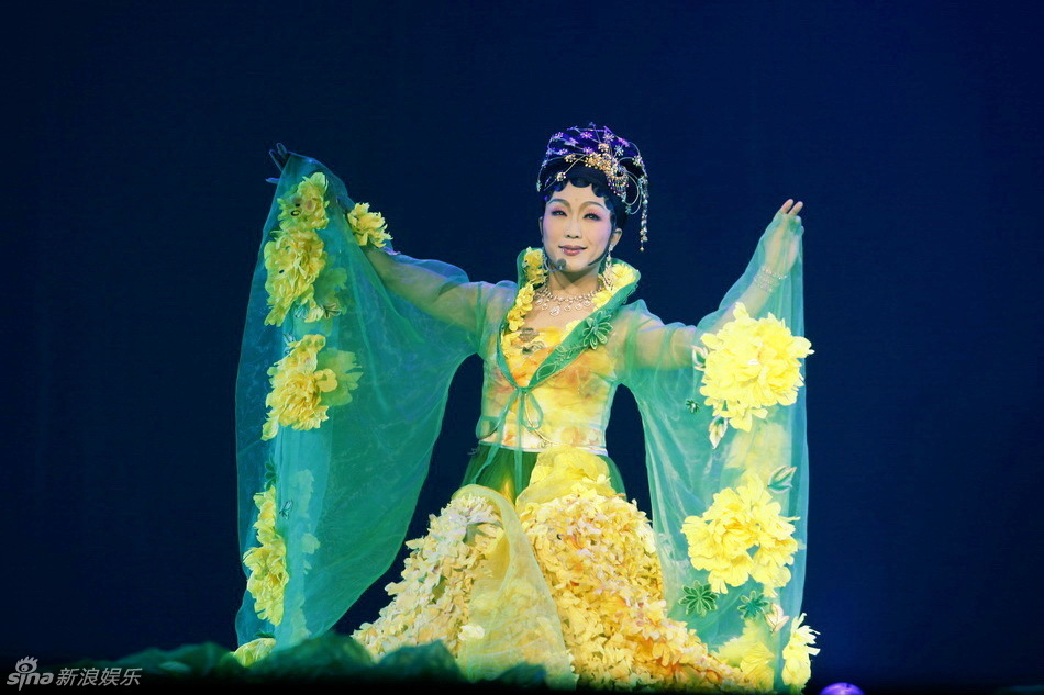Удивительно красивые сценические костюмы известного китайского оперного исполнителя Ли Юйгана, играющего женские роли 
