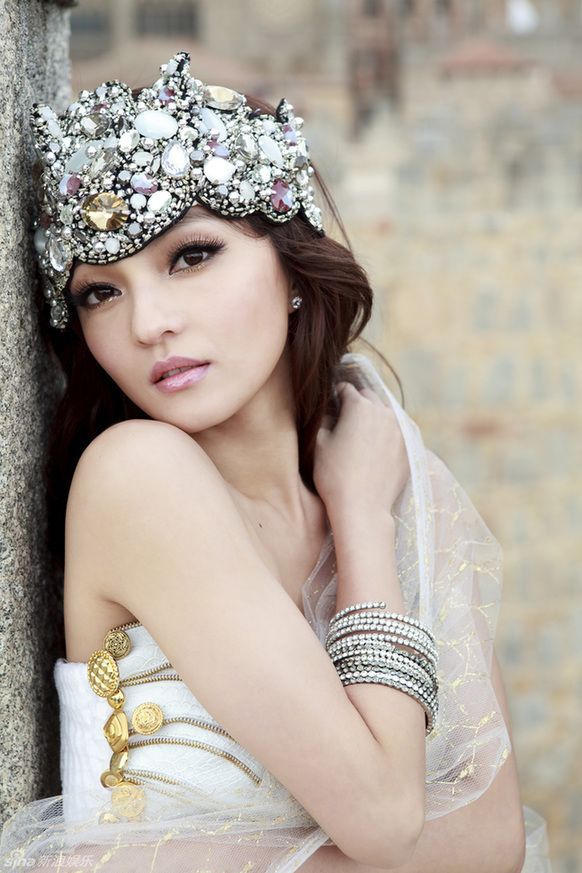 Красавица Чжан Шаохань в роскошном платье