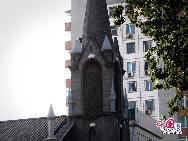 Церковь «Сичжимэнь» является типичным зданием готической архитектуры. Она обладает трехэтажной башней с острой крышей.