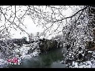 В зимнем Геологическом парке озера Цзинпоху уменьшается шум и воцаряется спокойствие. Снег превращает его в белый мир. 