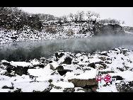 В зимнем Геологическом парке озера Цзинпоху уменьшается шум и воцаряется спокойствие. Снег превращает его в белый мир. 
