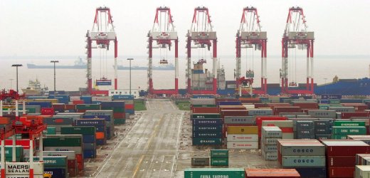 По сообщению немецкого журнала «Шпигель», Шанхай стал крупнейшим в мире портом, заменив Сингапур