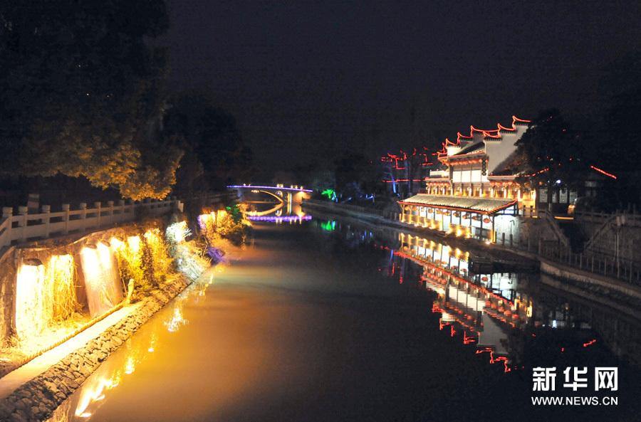 Красивые пейзажи 2000-летней древней волости Саньхэ провинции Аньхой в электрическом освещении