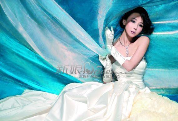 Красавица Сяо Цян в свадебных платьях