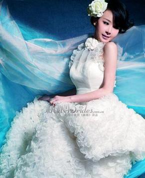 Красавица Сяо Цзян в свадебных платьях