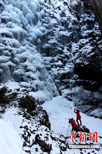 Изумительное зрелище ледяного водопада в г. Хуаншань провинции Аньхой