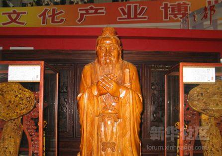 Разнообразные статуи и портреты Конфуция в разных местах мира