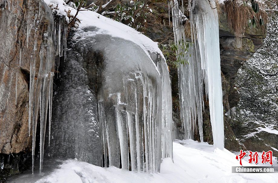 Красивые зимние пейзажи водопада Саньдецюань у горы Лушань1